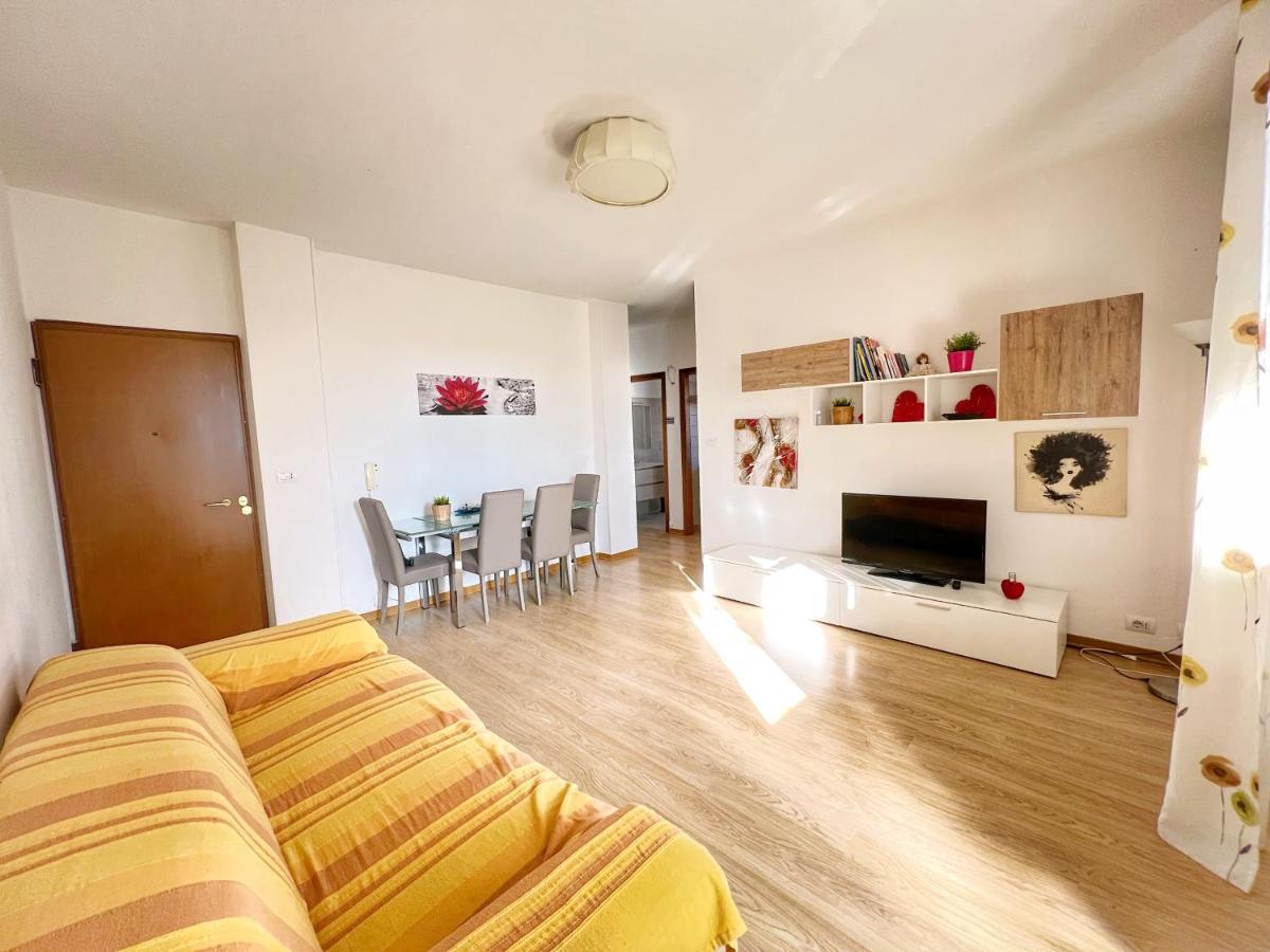 Lovely Apartment A Due Passi Dal Mare Rimini Bagian luar foto